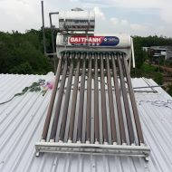 hinh anh lap dat gian may nuoc nong nang luong mat troi tan a dai thanh vigo 1