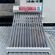 hinh anh lap dat gian may nuoc nong nang luong mat troi tan a dai thanh vigo